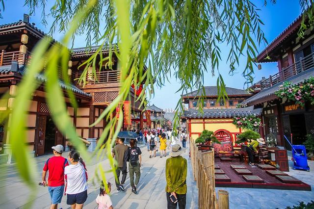 第四条规定,凡在中华人民共和国境内,正式开业从事旅游经营业务1年
